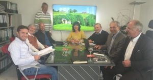 Besprechung von Panorama Golf 2016: Hans Stich (stehend) mit den Investoren.