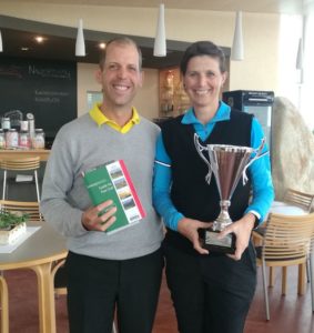 Clubmeisterin Panorama Golf ist Silke Gerauer, der Jochen Ziffels herzlich gratuliert.