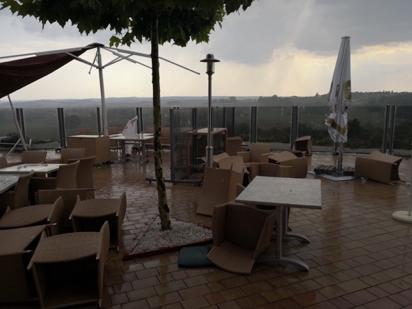 Unwetter nach dem Ryder-Cup bei Panorama-Golf am 28. Juli 2018. Hier: Die Terrasse des Panorama-Restaurants.